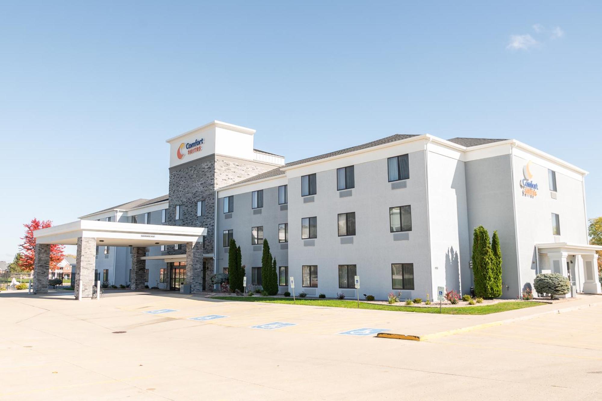 Comfort Suites Bloomington I-55 And I-74 Exterior photo